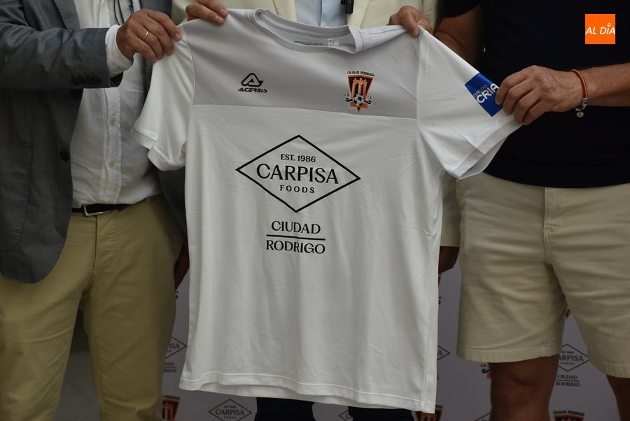 El Ciudad Rodrigo CF presenta su nueva camiseta, estrenando patrocinador en la parte frontal